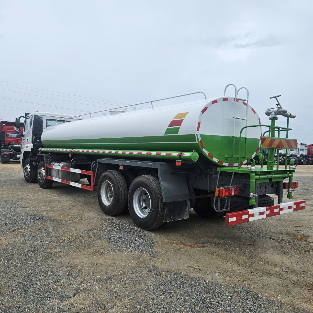Xe phun nước rửa đường HOWO CNHTC 17 khối (2) Xe phun nuoc rua duong HOWO CNHTC 17 khoi 2
