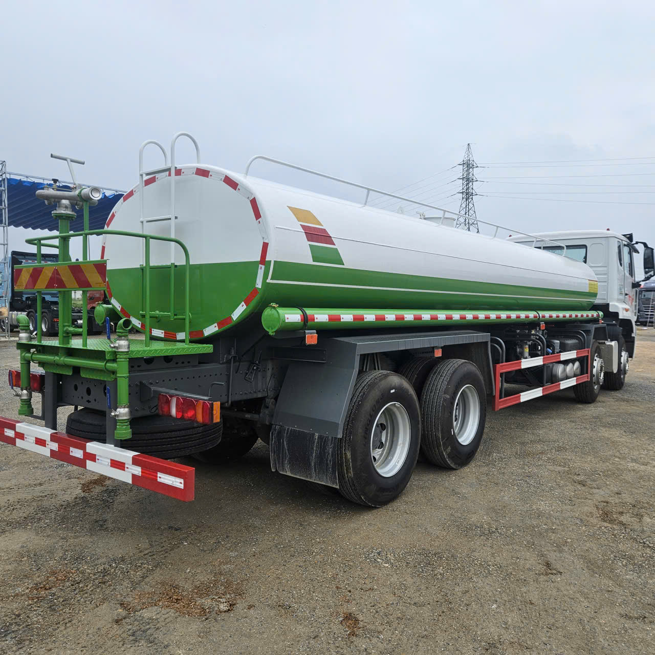 Xe phun nước rửa đường HOWO CNHTC 17 khối (3) Xe phun nuoc rua duong HOWO CNHTC 17 khoi 3