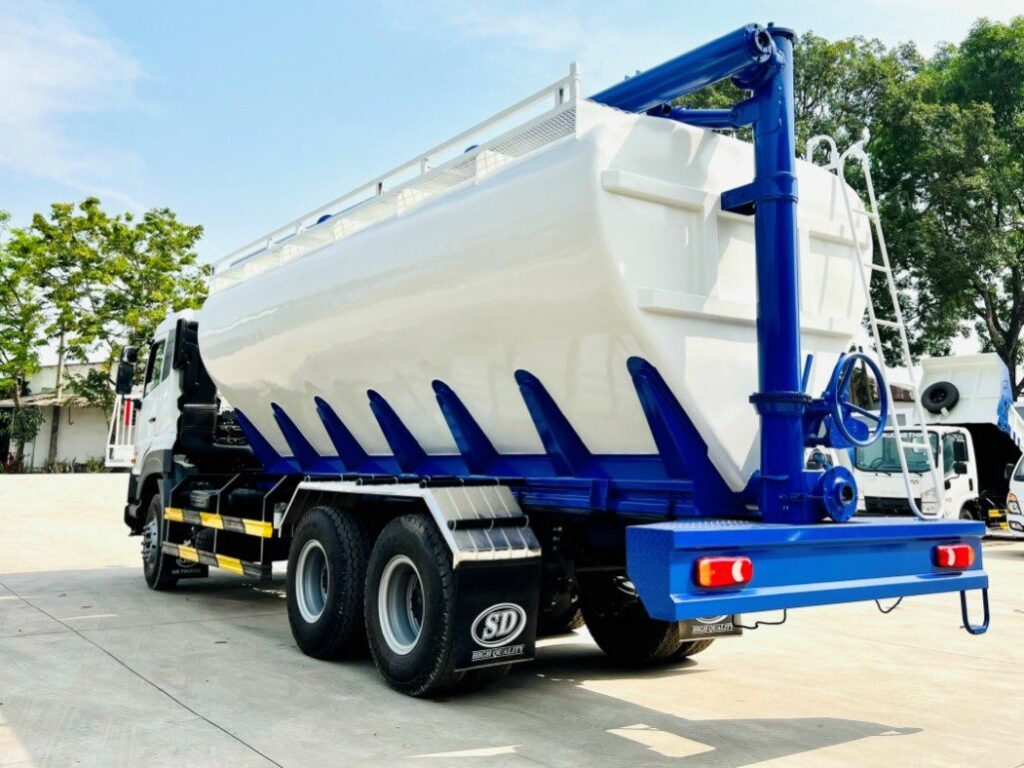 Xe UD Quester 6x4 Chở Cám 22 Khối (2) Xe UD Quester 6x4 Cho Cam 22 Khoi 2