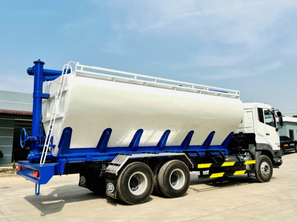 Xe UD Quester 6x4 Chở Cám 22 Khối (3) Xe UD Quester 6x4 Cho Cam 22 Khoi 3