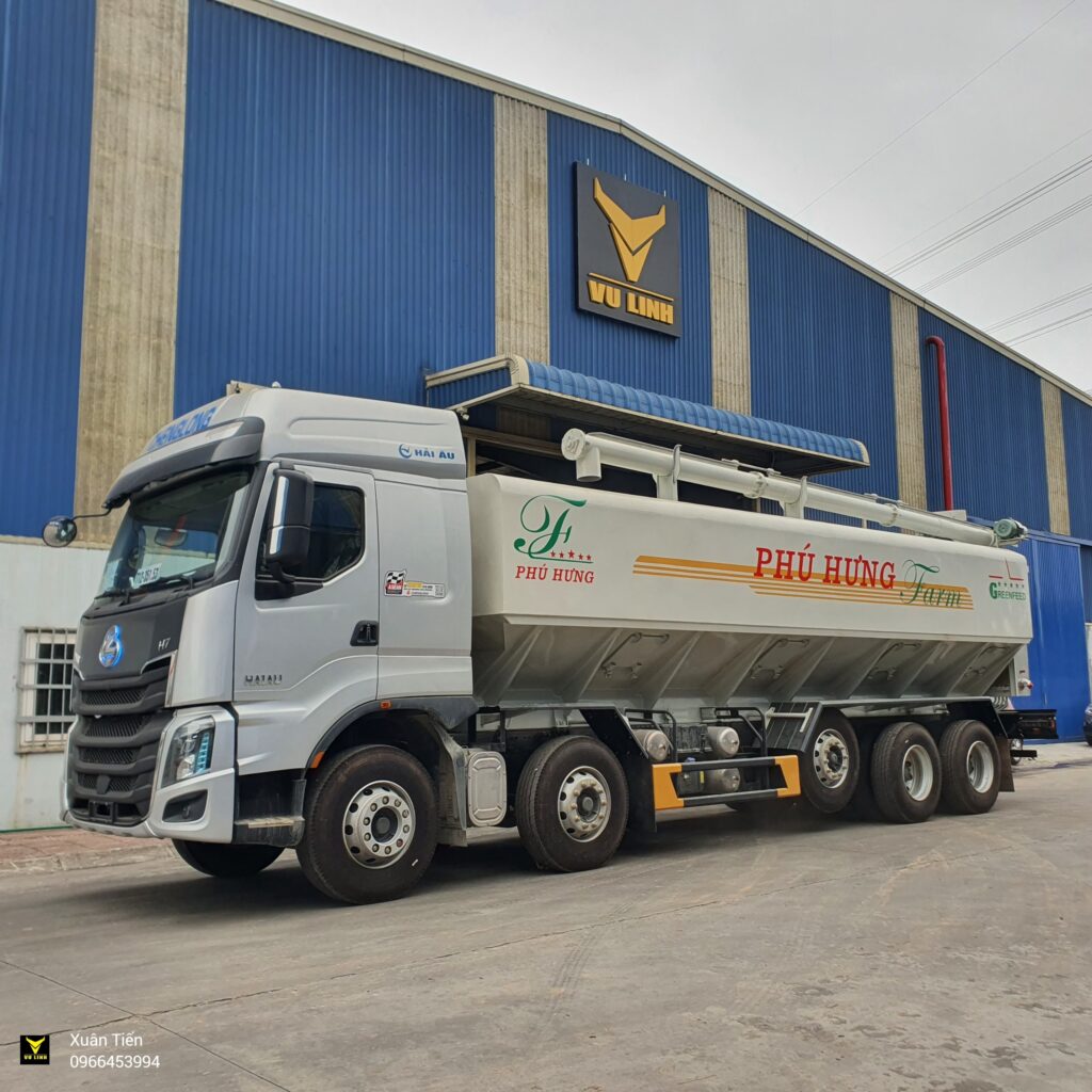 Xe Chenglong chở cám 32 khối (1) Xe Chenglong cho cam 32 khoi 1