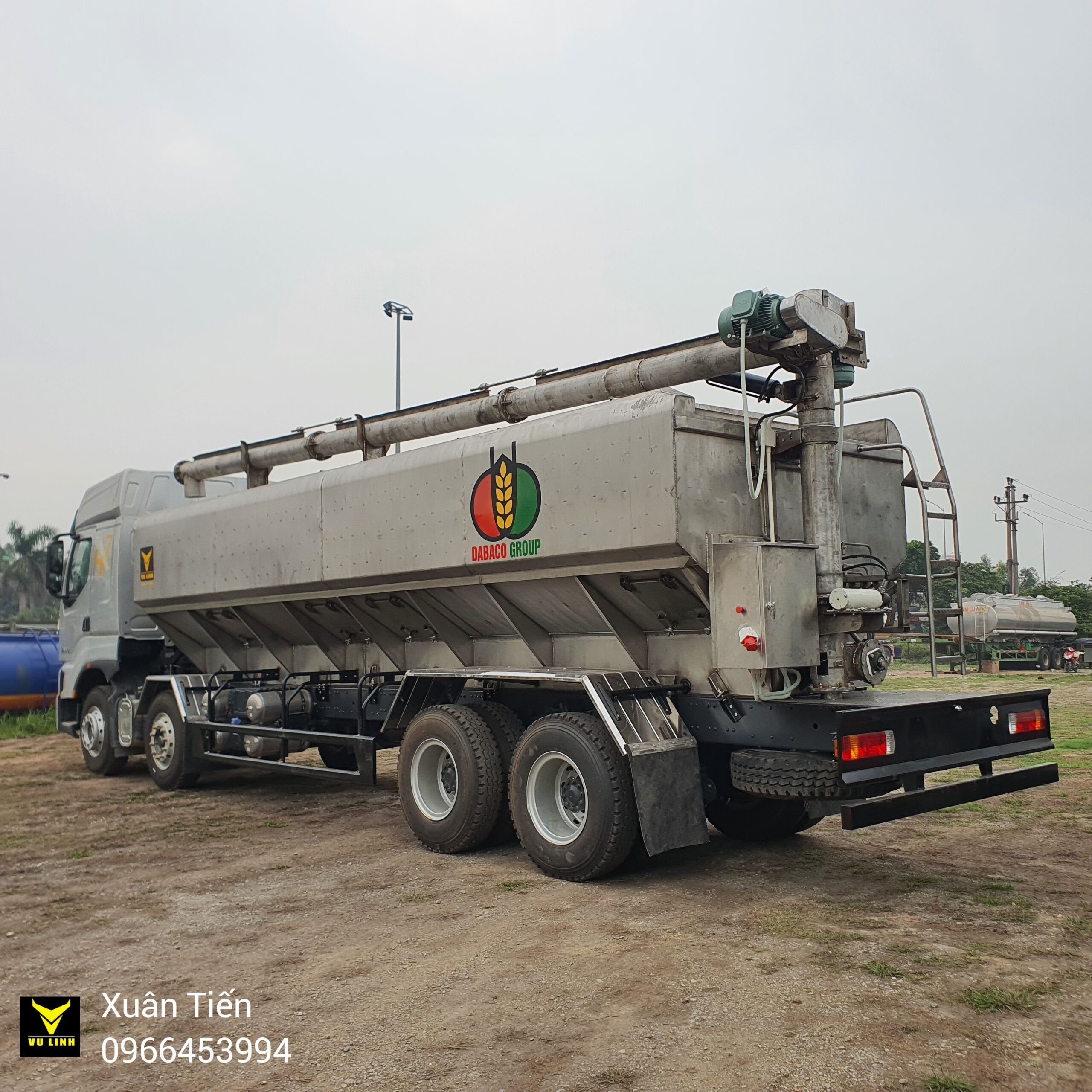Xe Chenglong bồn chở cám 26 khối (1) Xe Chenglong bon cho cam 26 khoi 1 scaled